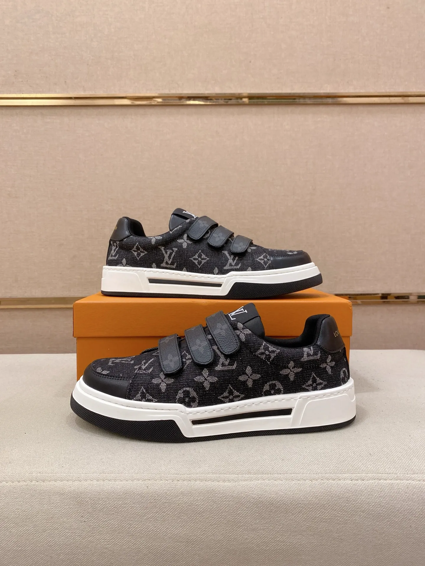 Men's shoes💰 420💰Louis Vuitton (Louis Vuitton/LV) top 🔍🔍 new models are on sale at the same time, the upper 🇮🇹 imported first-layer cowhide from Italy, fully imported sheepskin lining 💪💪, completely 1⃣️ to 1 ⃣️Re-engraved🇮🇹💪💪, ⚠Sole: The original sole is specially provided by the original factory, the exclusive movable molded sole is super comfortable, ⚠The original factory follows the order, 🔍🔍high quality, you can enter and exit the counter at will, welcome to compare⚠. Code number:38-44